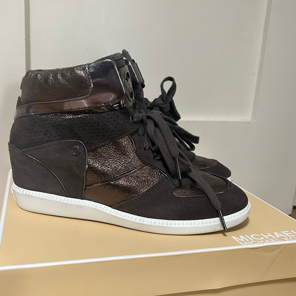 Michael Kors Nikko Sneakers 9.5 Brown Suede Metallic Lace Up Logo Wedge High Top - Picture 1 of 8